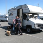 strahlend blauer Himmel am Terminal Calais